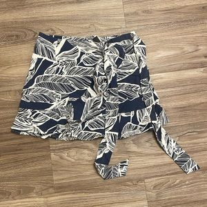 ✨2/$15✨ SHEIN Palm leaf wrap mini skirt
